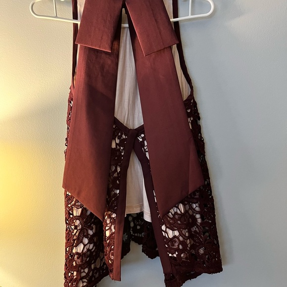 Beautiful lined burgundy backless lace top - Picture 2 of 6